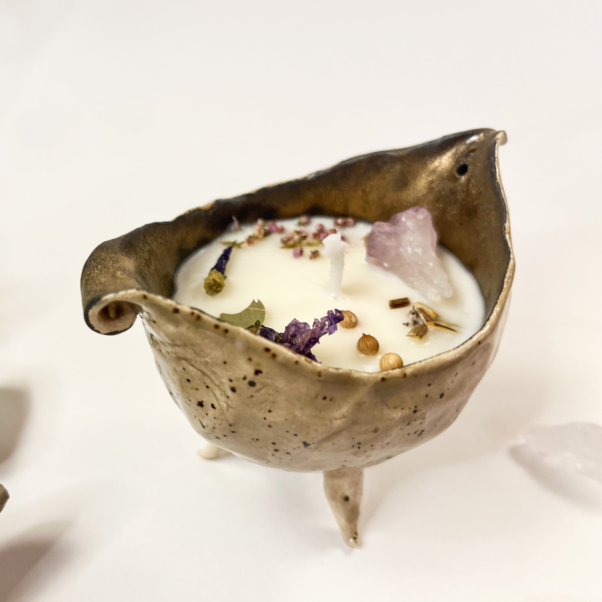 caldero color ocre de cerámica relleno de vela de cera de soja